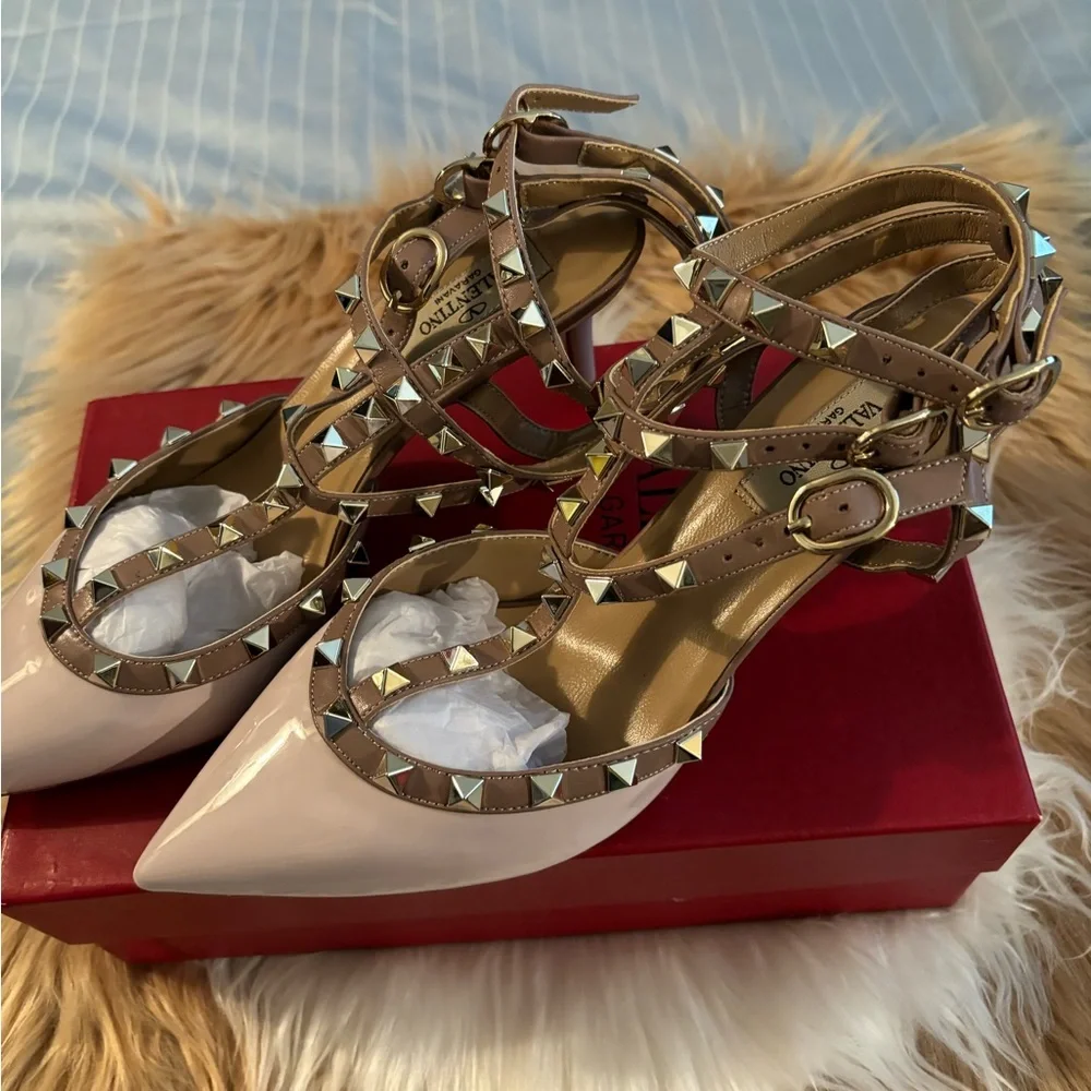 ROCK STUDDED TAUPE HEELS. - Picture 2 of 6